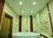 Гармония плитки и потолка в ванной